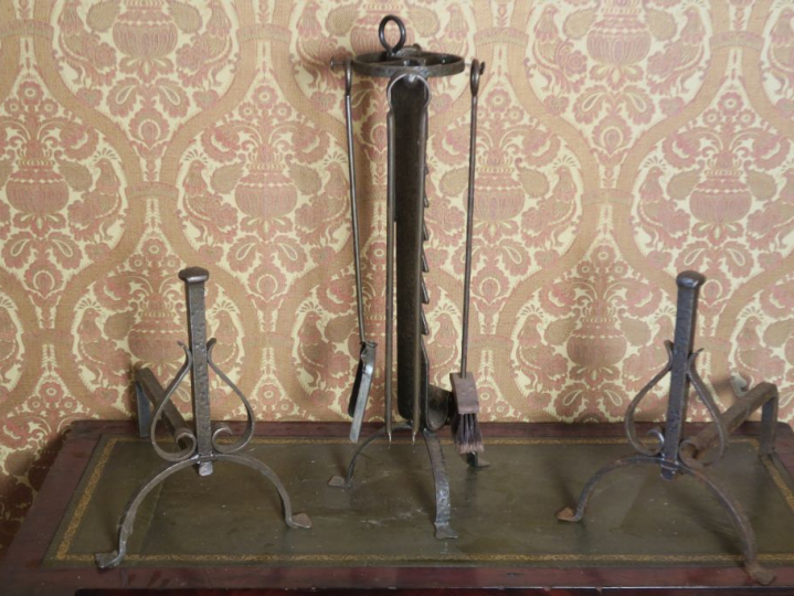 Nécessaire de cheminée : paire de chenets en fer forgé et accessoires 