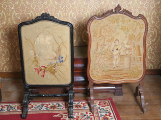 Vente aux enchères Ecran de cheminée Napoléon III en bois laqué noir à décor de tapisseri