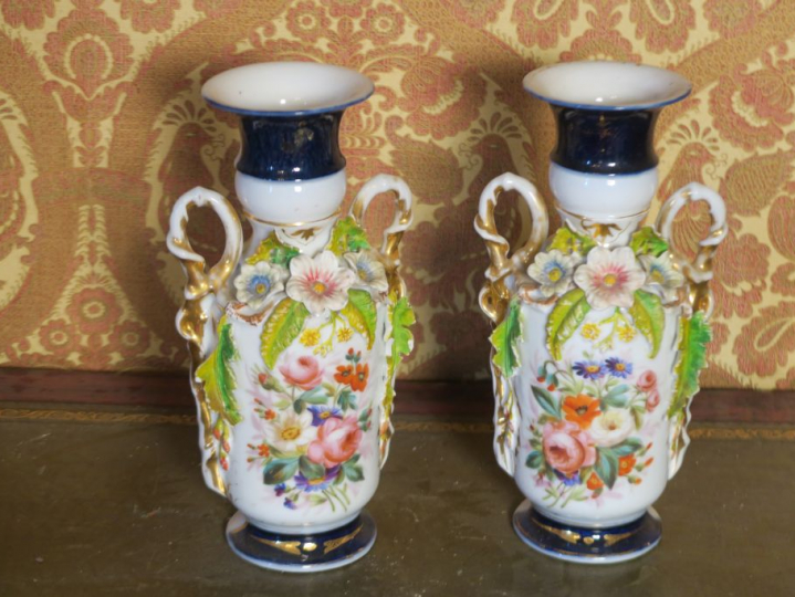 Paire de vases en porcelaine de Bayeux à décor polychrome de fleurs en