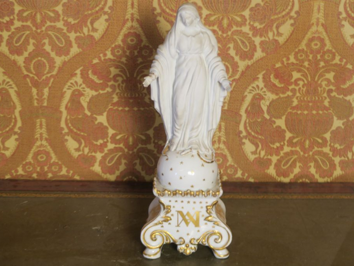 Vierge en majesté en porcelaine de Paris et biscuit. H. 43 cm.