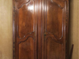 Vente aux enchères Armoire de style Louis XV en noyer ouvrant à deux grandes portes et un
