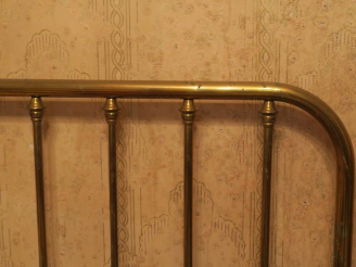 Vente aux enchères Grand lit en laiton.