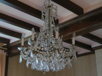 Vente aux enchères Lustre à pampilles en verre et laiton, éclairant à huit lumières. H. 7