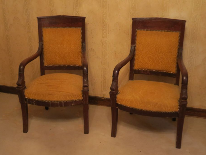 Paire de fauteuils de style Empire garniture de tissu jaune.