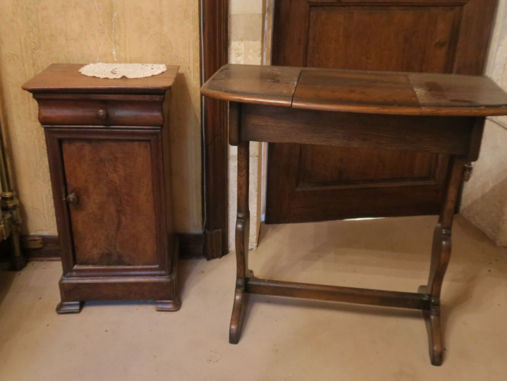 Travailleuse rustique en bois naturel, ouvrant à un abattant. Chevet L