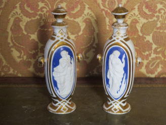 Vente aux enchères Paire de flacons Napoléon III en porcelaine de Paris, à décor de muses