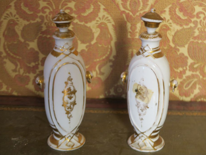 Paire de flacons Napoléon III en porcelaine de Paris, à décor de muses