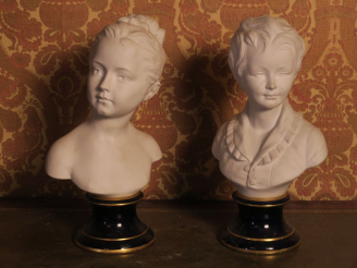 Vente aux enchères D'après HOUDON. "Charles et Iris". Paire de sujets en biscuit. H. 41 c