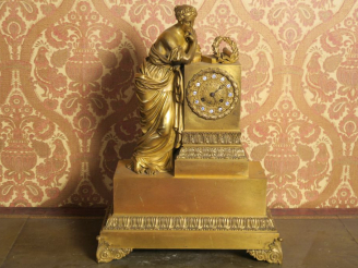 Vente aux enchères Pendule Empire en bronze à décor d'une allégorie du savoir, chiffres d