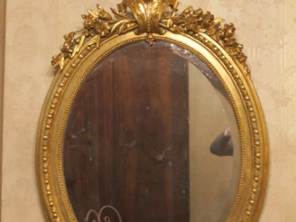 Vente aux enchères Grand miroir ovale Napoléon III de style Louis XVI en bois et stuc dor