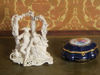 Vente aux enchères SEVRES.  "les buveurs". Groupe en porcelaine..  Signé. Une boite à bij