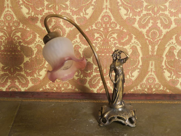 Lampe de style Art nouveau en laiton et métal patiné ornée d'une jeune