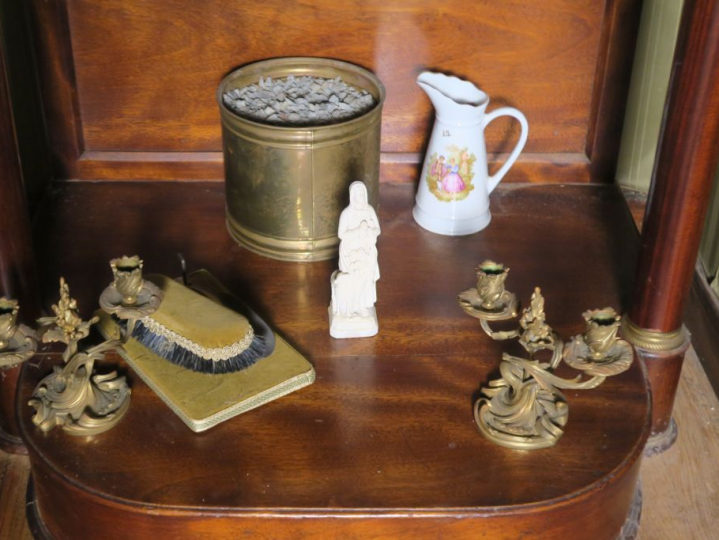 Un cache pot en laiton nécessaire à chaussures : une brosse et un chau