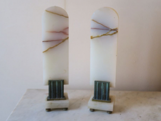 Vente aux enchères Partie de garniture de cheminée de style Art déco en bronze, laiton et