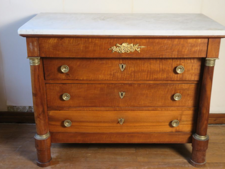 Commode de style Empire en bois naturel, ornementation de bronze et la
