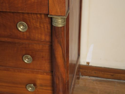 Commode de style Empire en bois naturel, ornementation de bronze et la