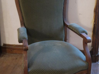 Vente aux enchères Fauteuil Voltaire, garniture de velours vert Dim. 111.5 x 67.5 x 53 cm