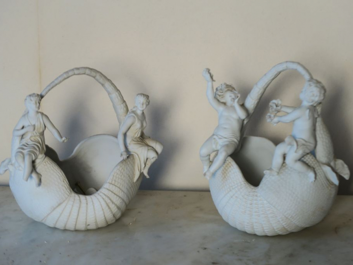 Paire de vide-poches 1900 en biscuit à décor d'amours en relief (accid