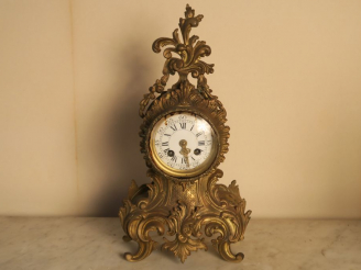 Vente aux enchères Cartel de style Louis XV en laiton et régule, cadran émaillé.