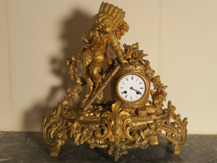 Pendule XIXème de style Louis XV en régule, à décor d'une scène de ven