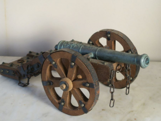 Vente aux enchères Réplique de canon en bronze, bois et métal.