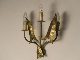 Vente aux enchères Paire d'appliques années 70 en tôle à décor feuillagé, éclairant à tro