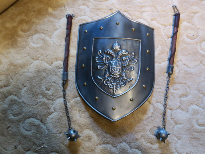 Réplique de bouclier. 2 masses d'armes.