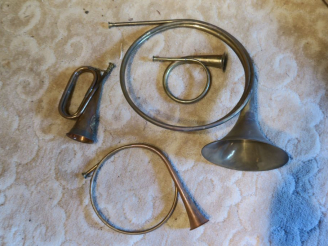 Vente aux enchères Un cors de chasse . 2 trompes de chasse.