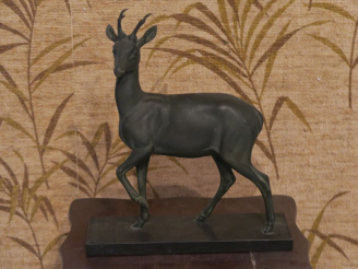 Vente aux enchères Sculpture en régule "cerf" sur un socle en marbre noir. Dim. 34 x 23 c