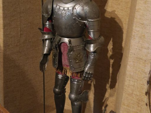 Reproduction d'armure en pied sur son mannequin. H. 95 cm.