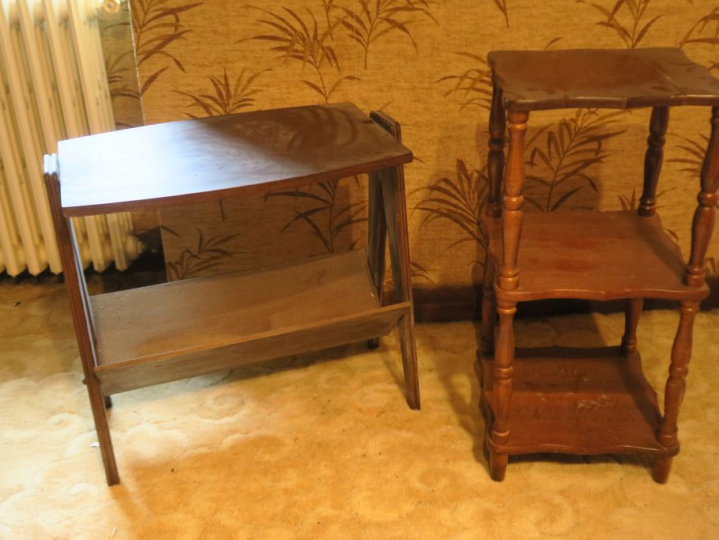 Une desserte en bois à deux plateaux. Dim. 59 x 63 x 40 cm Petite dess