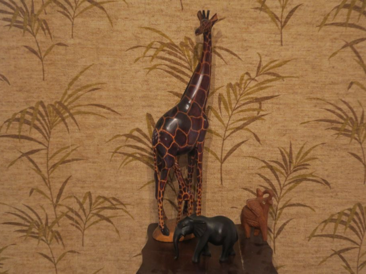 Un sujet "girafe et son girafon" en bois sculpté polychrome (accidents