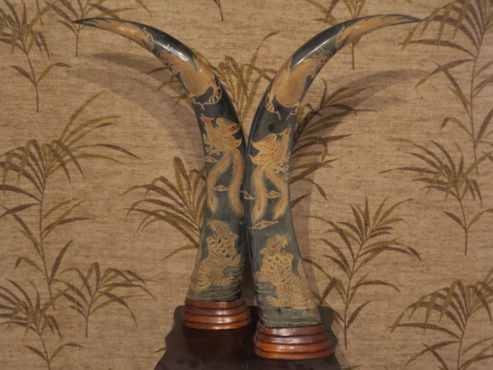 Paire de défenses en corne de style Extreme Orient à décor de lions et