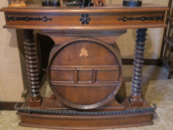 Meuble bar de style Haute-Epoque à décor d'un tonneau Dim. 103 x 113 x