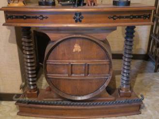 Vente aux enchères Meuble bar de style Haute-Epoque à décor d'un tonneau Dim. 103 x 113 x