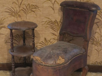 Vente aux enchères Un bidet de style Louis XV. Desserte à trois plateaux (mauvais état)