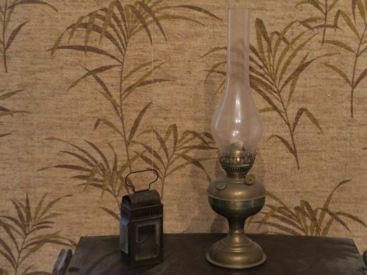 Lampe à pétrole en verre et étain Lanterne en verre et tôle