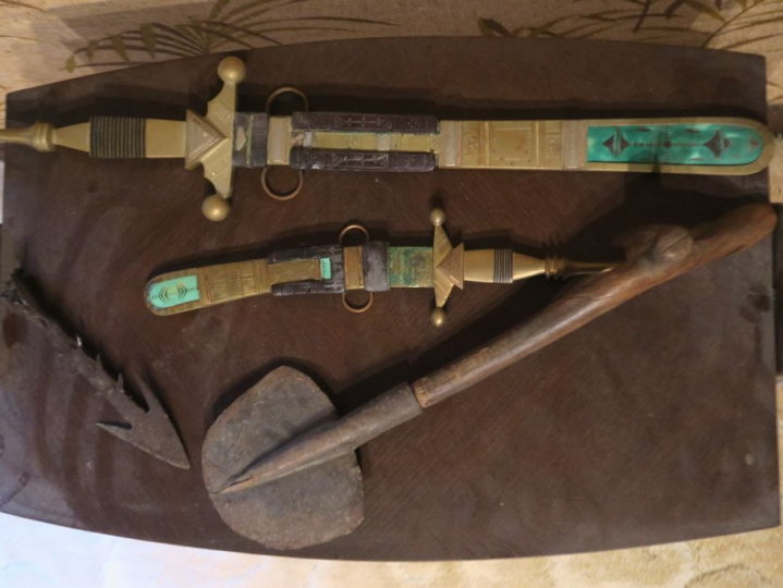 Pointe de flèche en bronze un coupe coupe oriental une pelle  une épée