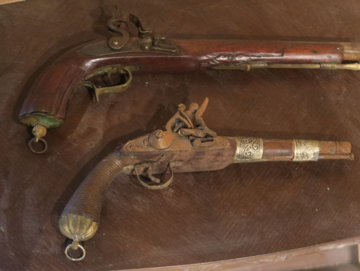 2 répliques de pistolets