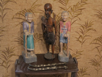 Vente aux enchères 2 dagues orientales dans leur fourreau Un étui à couteaux Une paire de