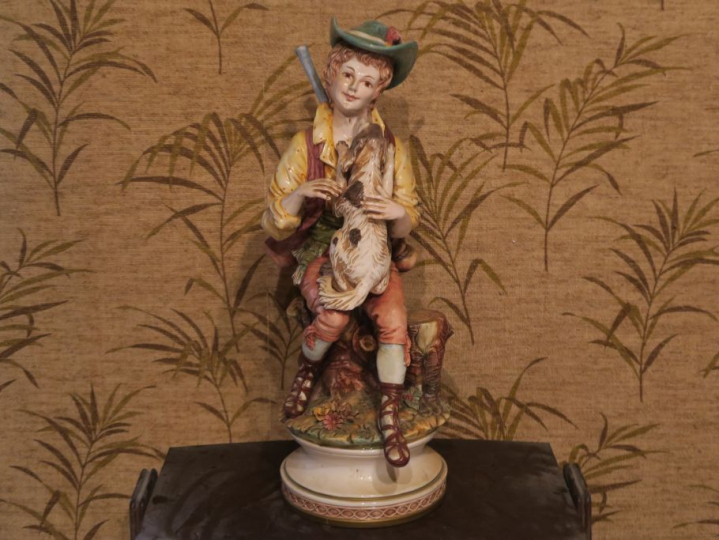 Grande sculpture en barbotine "jeune chasseur et son chien" H. 69 cm