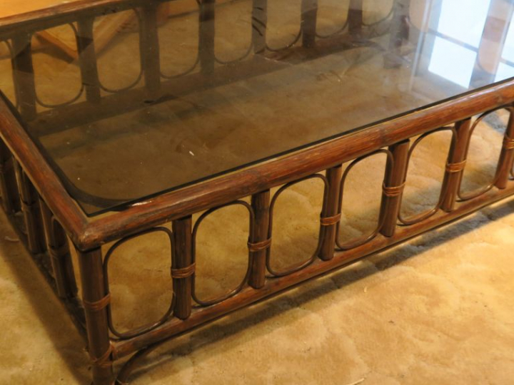 Table basse en bois en verre et rotin. Dim. 36 x 113 x 65.5 cm.