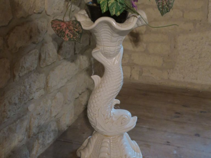 Vasque en barbotine blanche en forme de dauphin  H. 70 cm