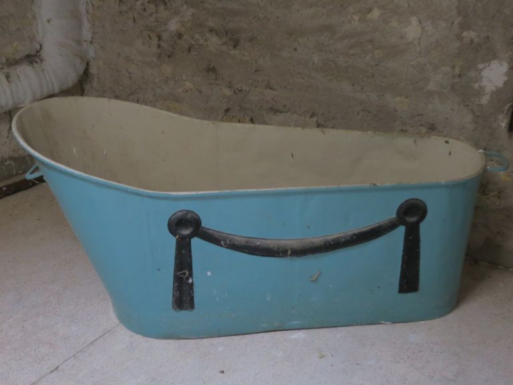 Grande baignoire de style Directoire en tole laquée.