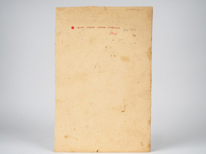 Mario CAVAGLIERI. "Jeune femme visitant l'atelier" Huile sur carton, t