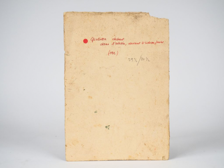 Mario CAVAGLIERI.  "Giulietta debout dans l'atelier, devant le rideau 