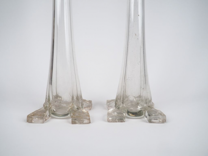 Paire de grands vases soliflores en verre. H. 91 cm.