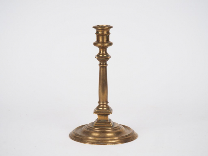 Bougeoir Louis XIII en bronze. H. 22,5 cm