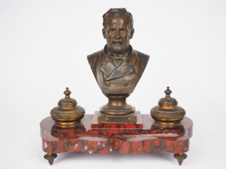 Vente aux enchères Encrier en marbre rouge et bronze à patine brune, portrait de Pasteur 