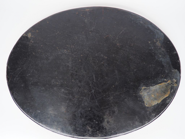 Grand plateau ovale début XIXème en tôle polychrome, représentant un p